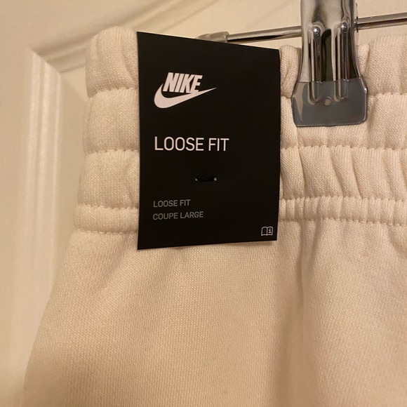Nike Loose Fit Pants - Picture 5 of 5